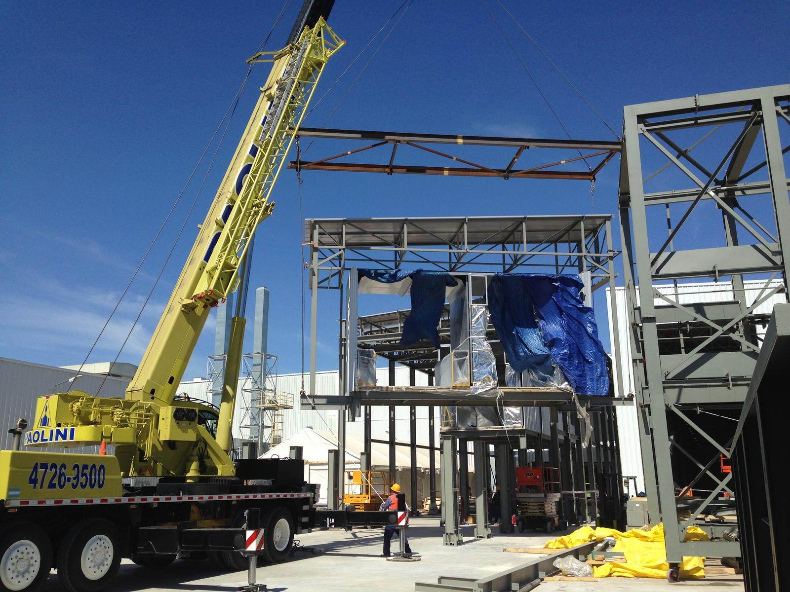 Montaje con grúa en la nueva planta de electrodeposición