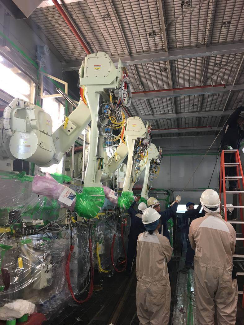 Robots de pintura en la planta de paragolpes
