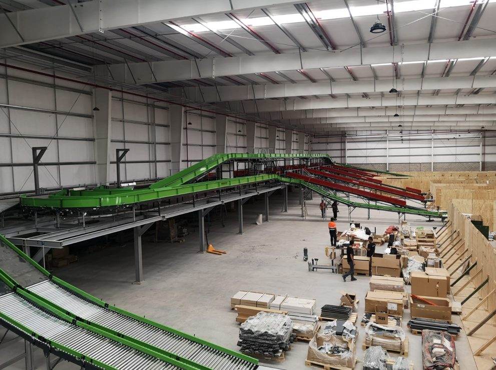 Sorter y transportadores en un centro de distribución