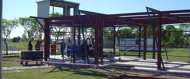 Estructura metálica en montaje en Toyota