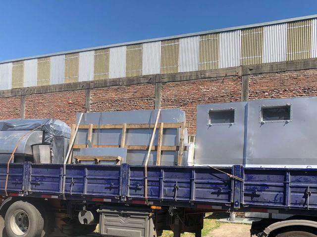 Piezas cargadas en camión para obra