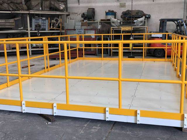 Plataforma con barandas amarillas