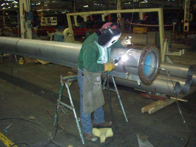 Soldador trabajando sobre un conducto